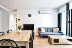 74D 2 Bedroom Apt near Yara river city view with Free Parking